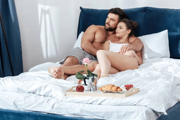 Pareja desayunando en la cama - foto de stock