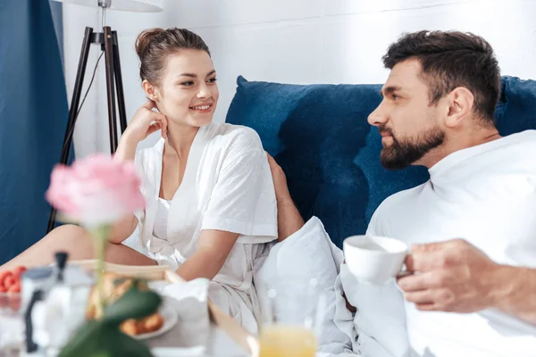 Pareja desayunando en la cama - foto de stock