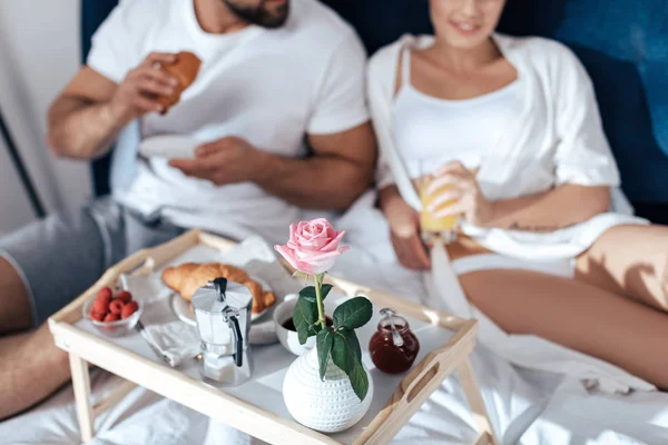 Pareja desayunando en la cama - foto de stock