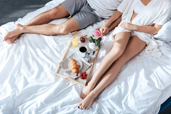 Couple prenant le petit déjeuner au lit — Photo de stock