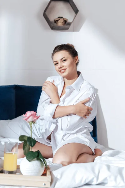 Mulher tomando café da manhã na cama — Fotografia de Stock