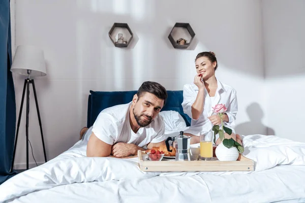 Casal tomando café da manhã na cama — Fotografia de Stock