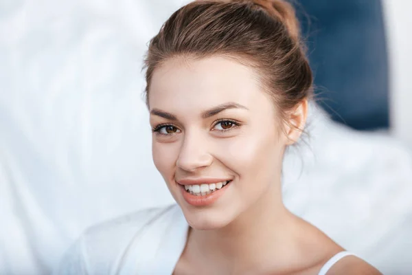Молодая улыбающаяся женщина — стоковое фото