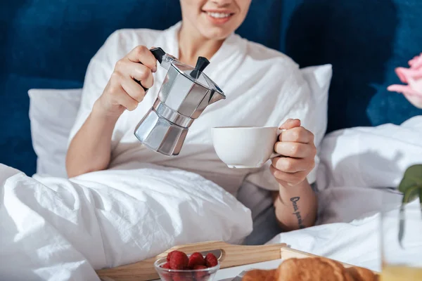 Donna che prende il caffè a letto — Foto stock