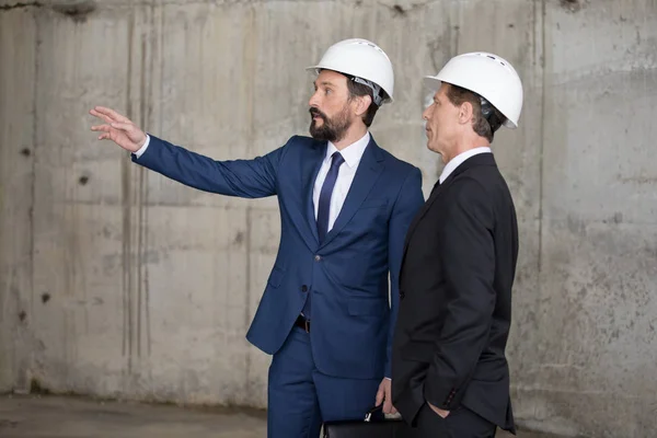 Arquitectos profesionales durante el trabajo - foto de stock