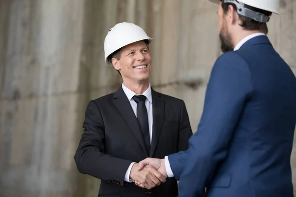 Arquitectos profesionales durante el trabajo - foto de stock