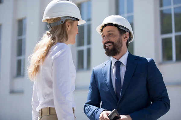 Arquitectos profesionales durante el trabajo - foto de stock