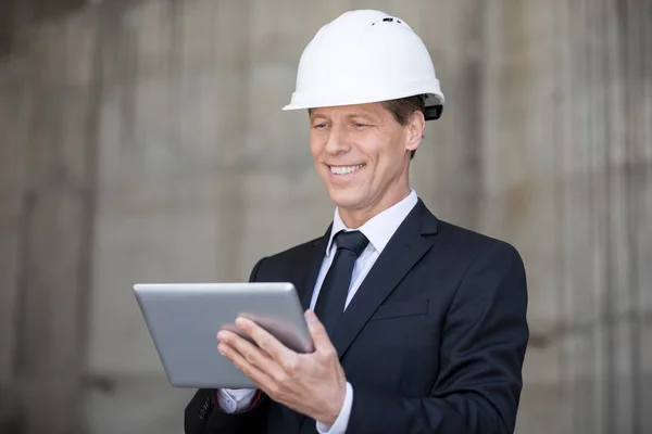 Uomo d'affari che utilizza tablet digitale — Foto stock