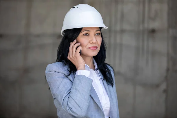 Businesswoman using smartphone — Stock Photo