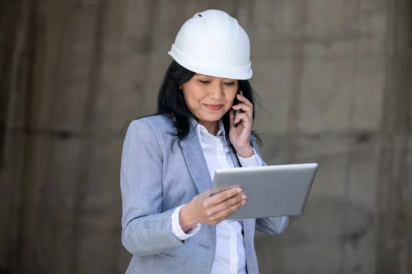 Femme d'affaires utilisant un smartphone — Photo de stock