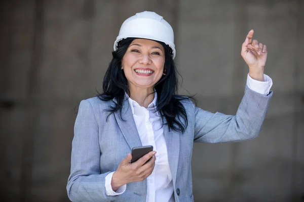 Businesswoman using smartphone — Stock Photo