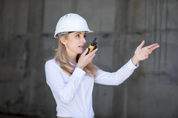 Engineer using walkie-talkie — Stock Photo