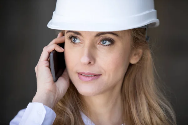 Businesswoman using smartphone — Stock Photo