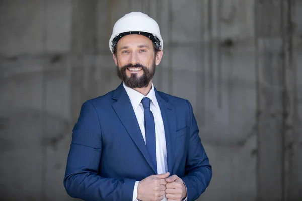 Hombre de negocios de mediana edad en casco duro - foto de stock