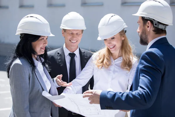 Architetti professionisti durante il lavoro — Foto stock