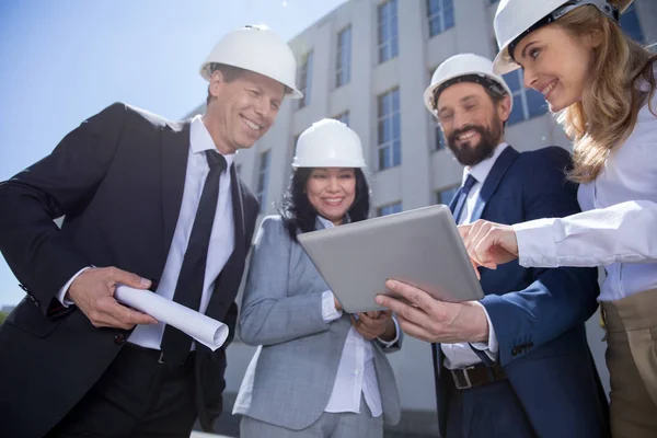 Arquitectos profesionales durante el trabajo - foto de stock