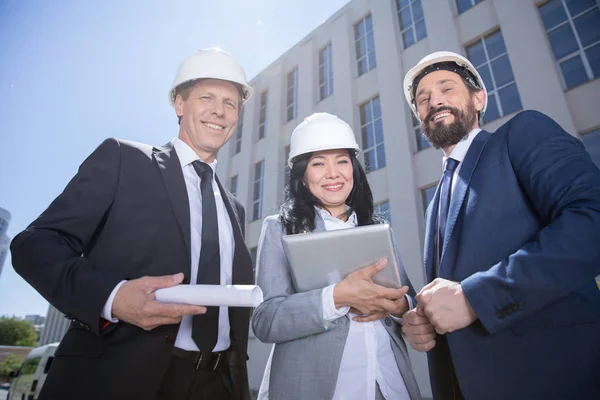 Arquitetos profissionais durante o trabalho — Fotografia de Stock