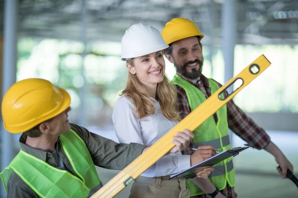 Ingénieurs professionnels travaillant ensemble — Photo de stock