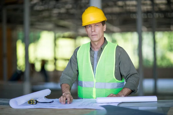 Reifer Bauunternehmer mit hartem Hut — Stockfoto