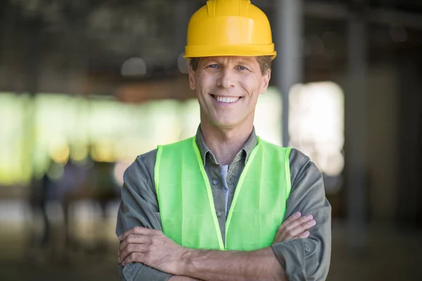 Reifer Bauunternehmer mit hartem Hut — Stockfoto