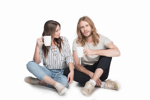 Jeune couple boire du café — Photo de stock