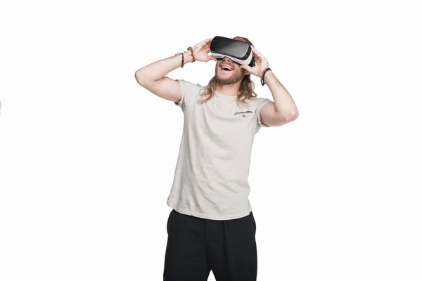 Uomo utilizzando cuffie realtà virtuale — Foto stock