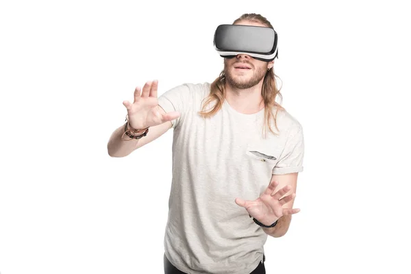 Uomo utilizzando cuffie realtà virtuale — Foto stock