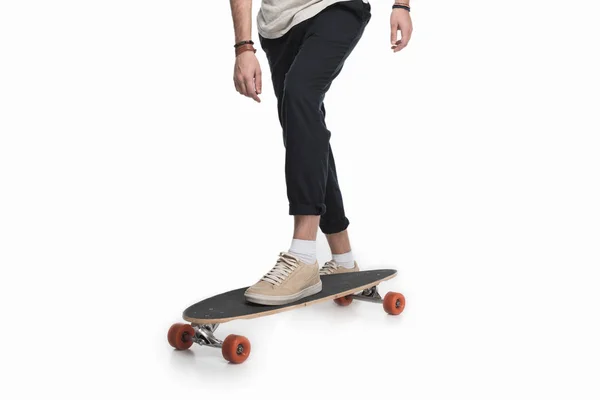 Junger Mann mit Longboard — Stockfoto