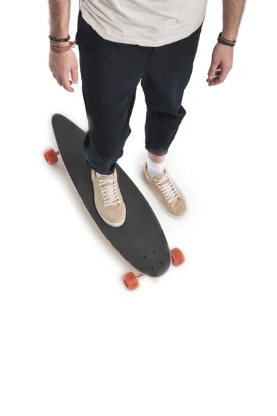 Jeune homme avec longboard — Photo de stock