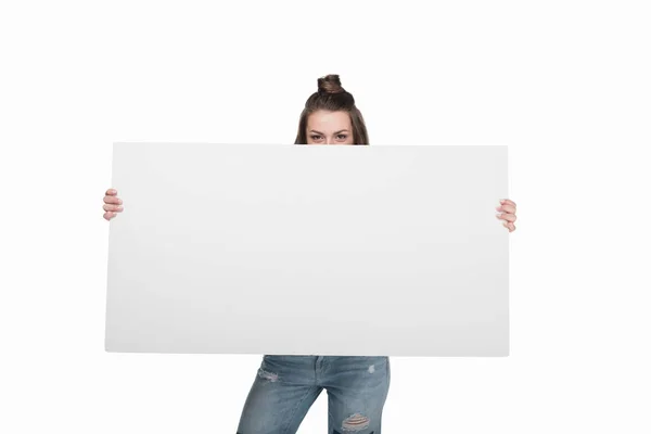 Mujer sosteniendo banner vacío - foto de stock