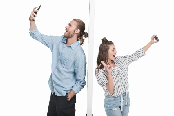 Pareja usando teléfonos inteligentes - foto de stock