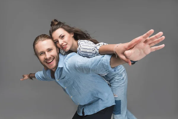 Feliz jovem casal — Fotografia de Stock