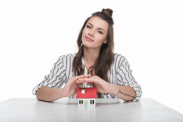 Mujer joven con modelo de casa - foto de stock