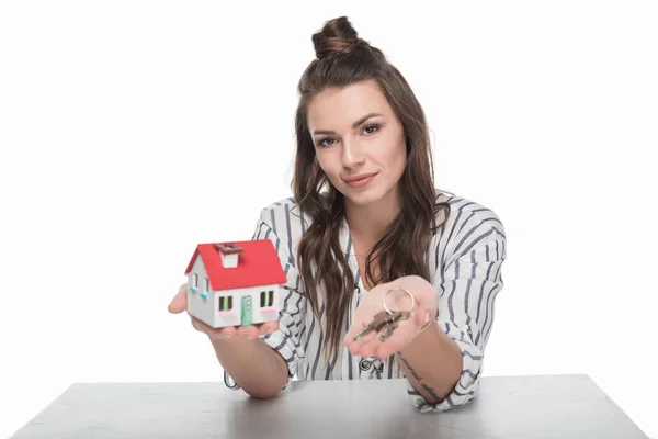 Jeune femme avec modèle de maison — Photo de stock