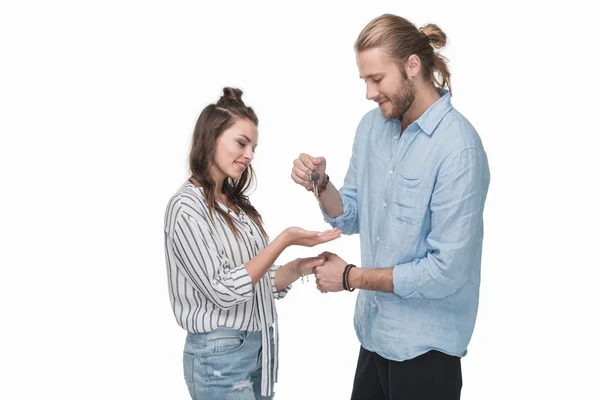 Pareja joven con llaves - foto de stock