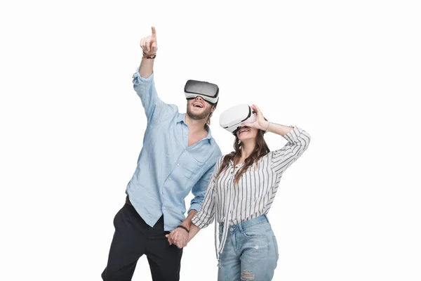 Casal em fones de ouvido de realidade virtual — Fotografia de Stock