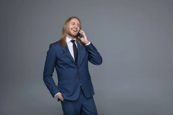 Sonriente caucásico hombre de negocios hablando en smartphone - foto de stock