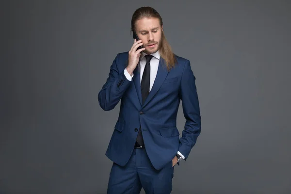 Pensoso uomo d'affari caucasico parlando su smartphone — Foto stock