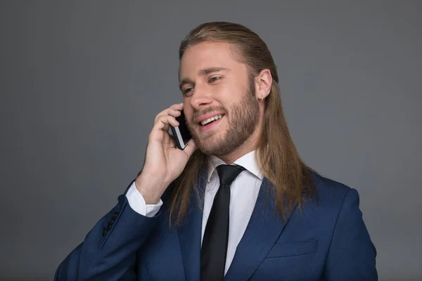 Lächelnder kaukasischer Geschäftsmann im Smartphone-Gespräch — Stockfoto