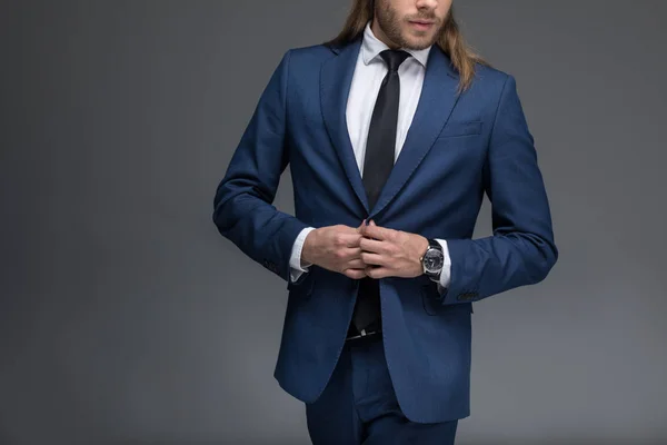 Junger eleganter Geschäftsmann im Anzug — Stockfoto