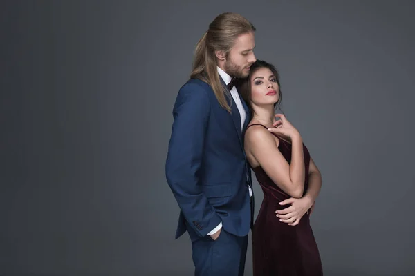 Joven elegante pareja en formal desgaste - foto de stock