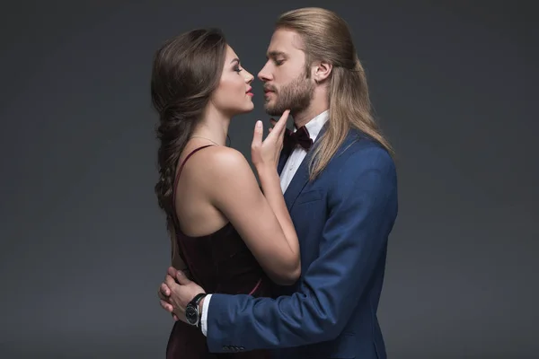 Coppia in abito formale in grado di baciare — Foto stock