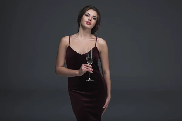 Junge Frau mit einem Glas Champagner — Stockfoto