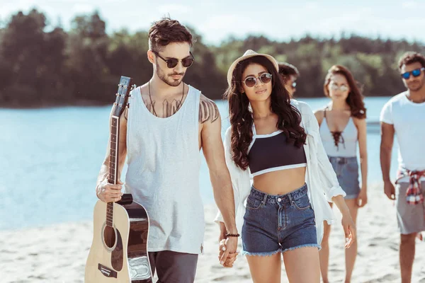 Casal interracial passar tempo juntos — Fotografia de Stock