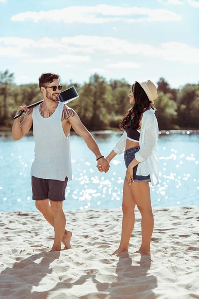 Pareja interracial pasar tiempo juntos — Stock Photo