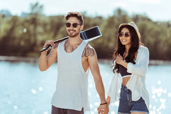 Pareja interracial pasar tiempo juntos - foto de stock