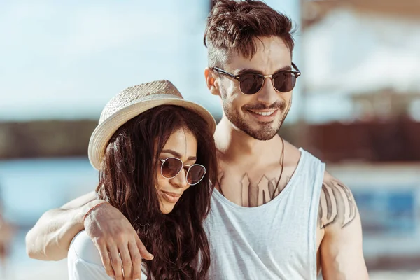 Casal interracial passar tempo juntos — Fotografia de Stock