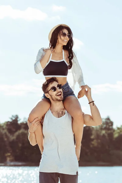 Glückliches junges Paar am Strand — Stockfoto