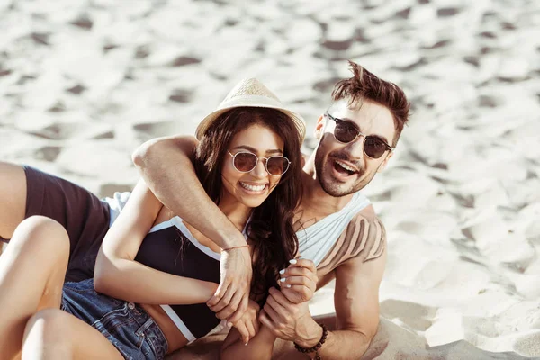 Felice giovane coppia in spiaggia — Foto stock