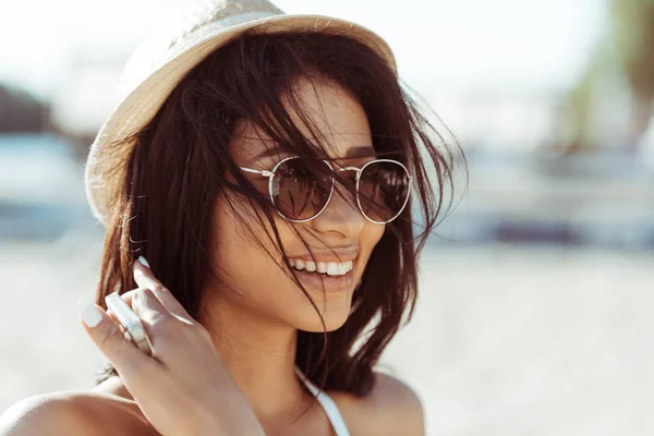 Mujer joven en gafas de sol - foto de stock